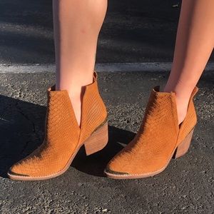 Jeffrey Campbell Cromwell tan suede snake boots s8